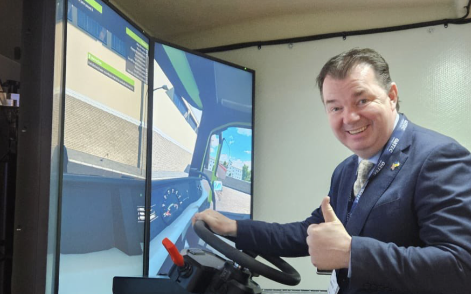 Roads minister tries out truck simulator at Microlise conference