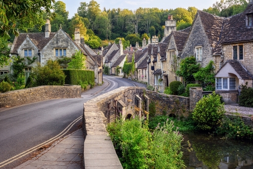 Coach tourism benefits Cotswold economy